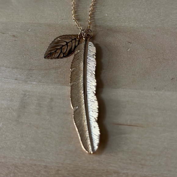 NWOT Long Gold Double Chained Feather Necklace - Picture 3 of 5